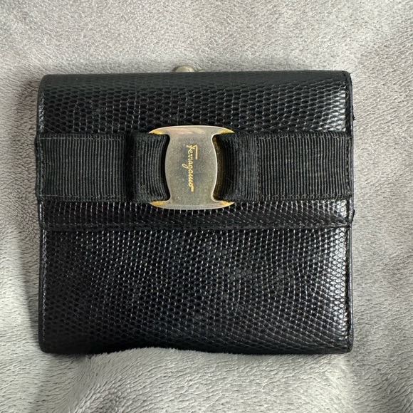 Salvatore Ferragamo Handbags - Ferragamo Vara Black Textured Leather Wallet Ribbon Accent Kiss Lock Change Pkt